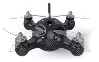 Illustration for article titled Este dron de carreras es tan resistente que incluso sobrevive a ser aplastado por un coche